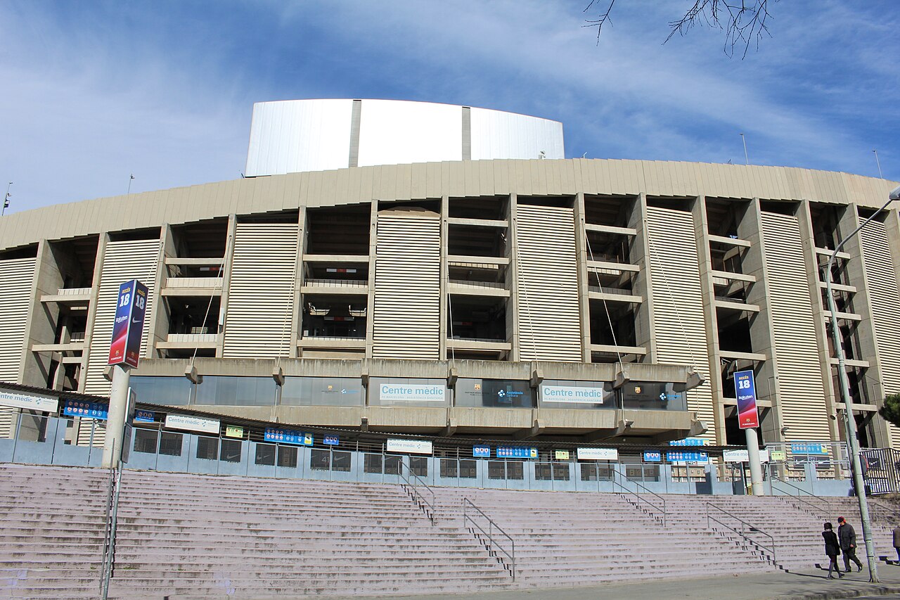 Vista de la fachada y las escalinatas exteriores del Camp Nou en Barcelona, en una fotografía de archivo de marzo de 2019.